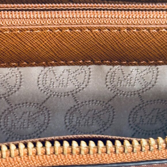 MICHAEL KORS BROWN LEATHER ZIP AROUND WALLET WITH GOLD TRIM - Picture 5 of 7